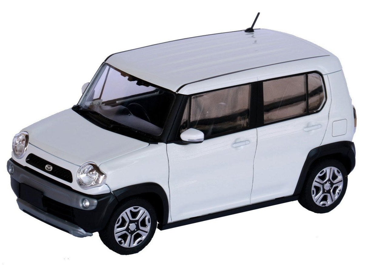 Fujimi 1/24 Mazda Flair Crossover (Pure White Pearl)