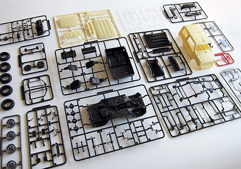 Fujimi 1/24 Suzuki Jimny JB64 (Chiffon Ivory Metallic/Black 2 Tone Roof)
