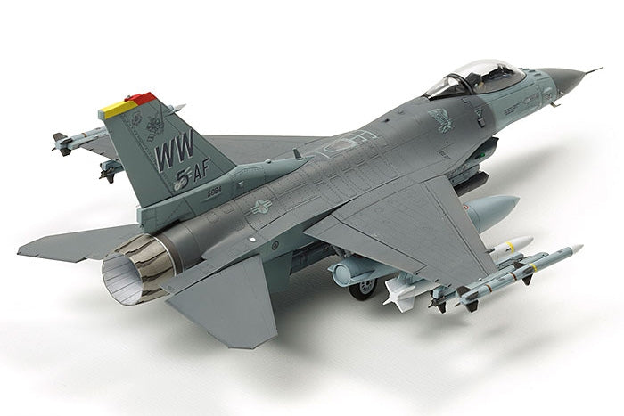 Tamiya 1/72 F-16 CJ Fighting Falcon w/equip.