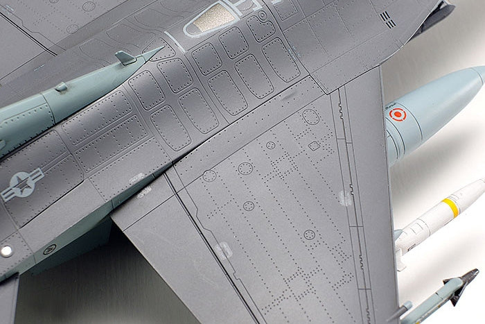 Tamiya 1/72 F-16 CJ Fighting Falcon w/equip.