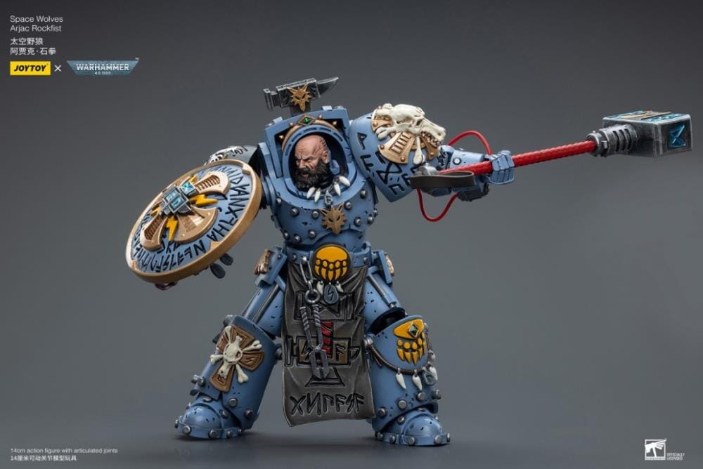 JOYTOY 1/18 Action Figure Warhammer 40.000 - Space Wolves Arjac Rockfist - 12,6 Cm, Kit Collezionabile In PVC E ABS, Licenza Originale