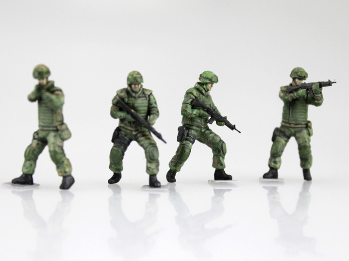 Aoshima 1/72 JGSDF 3 1/2t Truck With Additional Armor (W/6 Figures)