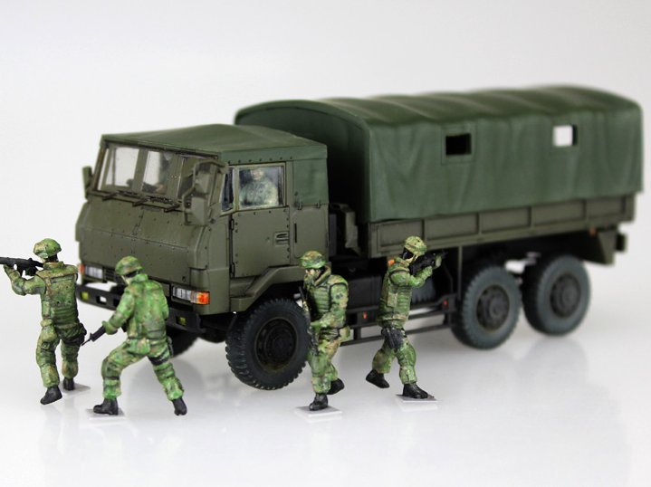 Aoshima 1/72 JGSDF 3 1/2t Truck With Additional Armor (W/6 Figures)