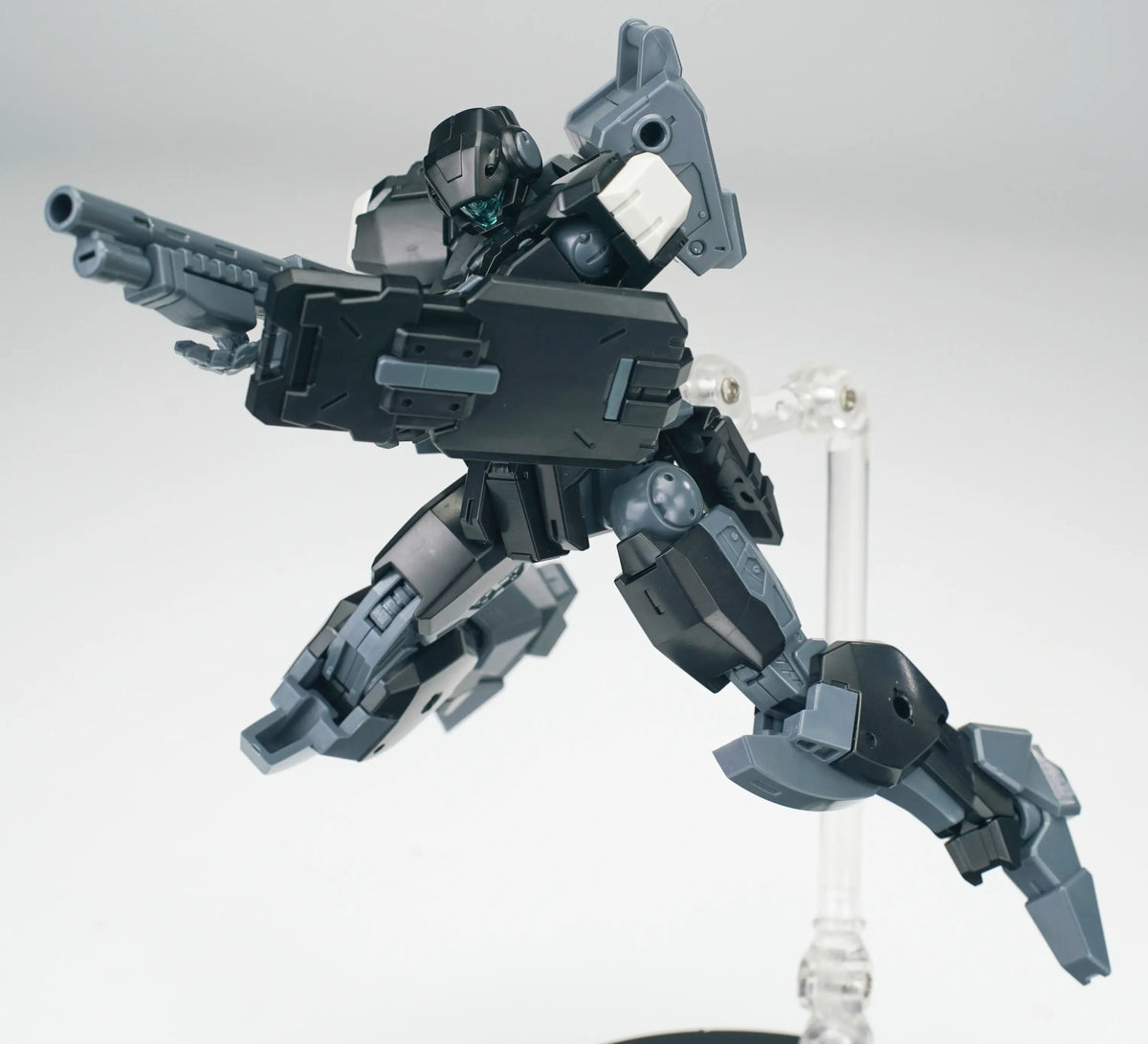 Ultra Action Trooper V-gilante (Black) 1/144 Scale Model Kit