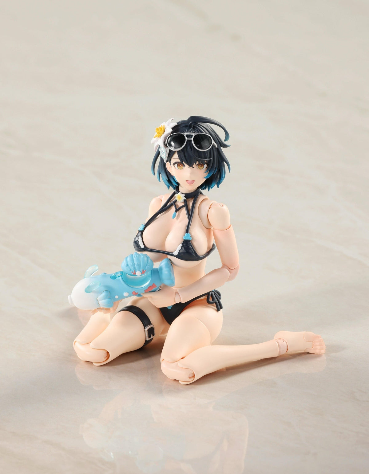 Haze World Xing Shuo Summer Swim Suit Deluxe Ver. 1/12 action figure, kneeling pose on the sand