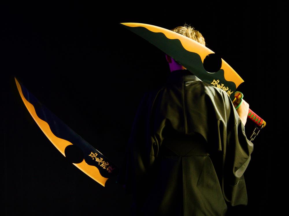 Demon Slayer: Kimetsu no Yaiba Proplica Tengen Uzui's Nichirin Swords