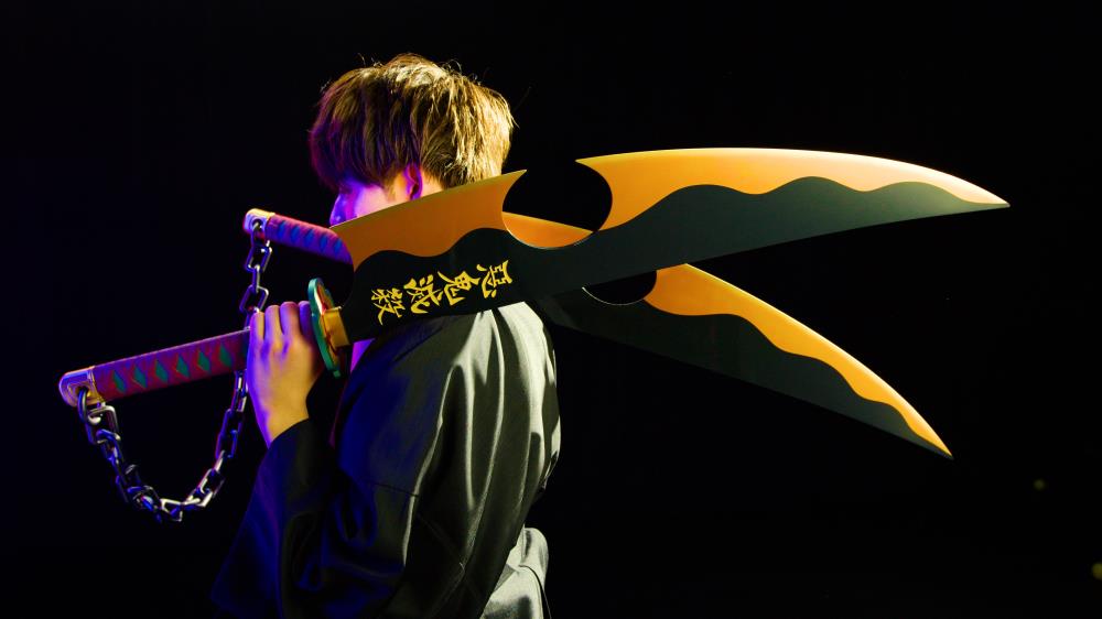 Demon Slayer: Kimetsu no Yaiba Proplica Tengen Uzui's Nichirin Swords